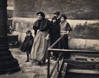 Scen av en familj utvisad i Paris. Fotografi, sent 1800-tal, Paris. Coll. Selva.