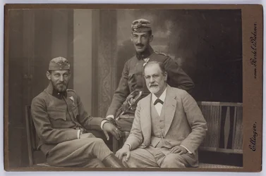 Sigmund Freud med sina söner Ernst och Martin i militäruniformer, cirka 1916