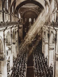 Solstrålar i St Paul-katedralen under gudstjänsten för kung George V:s silverjubileum, London, Storbritannien, fotografi från Illustrated London News, 11 maj