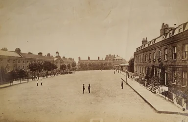 The Royal Marine Barracks i Chatham, Kent, Storbritannien, sent 1800-tal (s/v foto)
