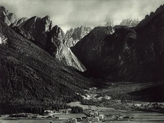 Staden Dobbiaco i Dolomiterna