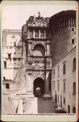 Triumfbåge i Castel Nuovo, Neapel, ca 1880 (fotografi)