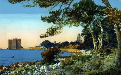 Utsikt över det tidigare klostret Saint Honorat (Abbey of Lerins) på ön Saint-Honorat, Alpes-Maritimes (Befäst kloster av Abbey Lerins på ön Saint-honorat i den franska rivieran staden Cannes) Vykort runt 1920 Privat samling