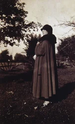 Vintagefotografi av en fransk kvinna i hatt och kappa, ca 1920 (s/v-foto)