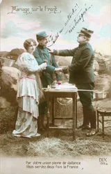 Vykort från första världskriget, på framsidan äktenskap mellan en soldat (poilu) och en ung kvinna, militär hjälpreda, av en officer som betecknas som bakhåll. (foto)
