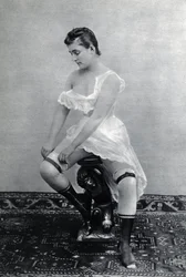 Kvinna i underkläder (deshabille) omkring 1885 Anonym fotografering (svartvitt foto)