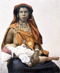 Ung berberkvinna som ammar ett barn. 1800-talsfotografi.