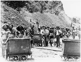 Zulu-"pojkar" vid De Beers diamantgruvor, ca 1885 (svartvitt foto)