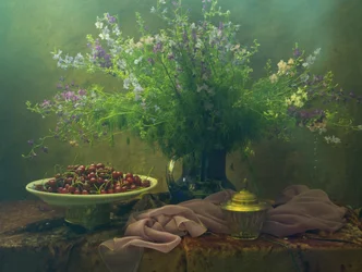 Stilleben med mörka blommor och körsbär