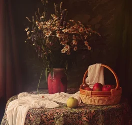 Stilleben med vildblommor och äpplen