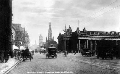 Tittar österut längs Princes Street, Edinburgh, tidigt 1900-tal.