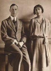 "Lady Elizabeth Bowes Lyon och hertigen av York vid tillkännagivandet av deras förlovning", 1923