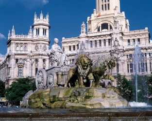 Cybele-fontän som representerar gudinnan Cybele i en vagn dragen av två lejon, byggd 1782 av Ventura Rodriguez (1717-1785) bakom, utsikt över Palais des Communications, Plaza de Cibeles, Madrid (foto)