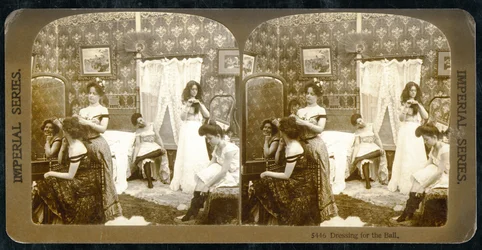 "Påklädning för balen", ca 1900 (sepiafotografi) (se även 473245)