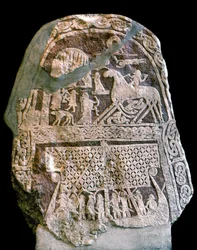 Runsten som avbildar Wotan (Oden) på sin åttabenta häst Sleipnir, när han stiger ombord på ett vikingaskepp