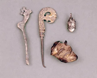 Olika apparater och vikingajuveler, uppe till höger, en representation av gudomen Oden. Stockholm, Historiska Museet