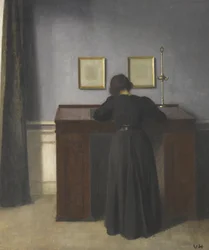 Ida står vid ett skrivbord