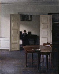 Interiör med Ida som spelar piano