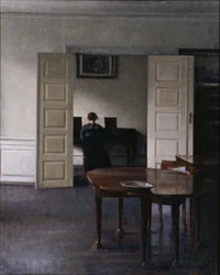 Interiör med Ida som spelar piano