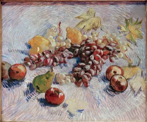 Stilleben med druvor, äpplen, citroner och ett päron