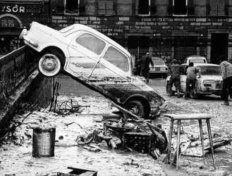En bil som kastades över en balustrad på Via dei Renai under översvämningen i Florens, november 1966 (svartvitt foto)