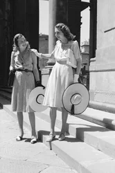 Modeller under en fotografering i Florens, 2-3 juni 1941 (svartvitt foto)