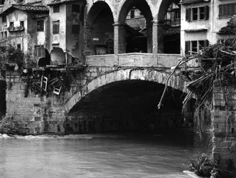 Ponte Vecchio halvförstörd efter översvämningen i Florens