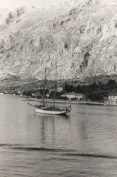 Hertigen av Aostas segelbåt utanför Kotors kust i Kroatien, från albumet "Korfu, Aten och Kotorbukten