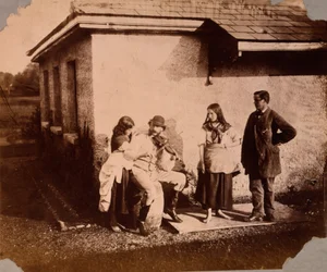 Barn lyssnar på en man som spelar fiol, ca 1859-61