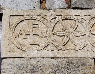 Detalj av den västra fasaden av kyrkan Santa Maria de Lara, Quintanilla de las Vinas, Spanien, 700-talet e.Kr. (stenrelief)
