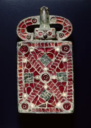 Bältesspänne, c.525-560 (brons med granater, glas, pärlemor, guldfolie, spår av förgyllning; brons och glas)