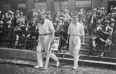 Dr WG Grace, engelsk cricketspelare, går ut för att slå, c1899