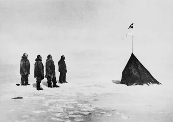 Roald Amundsen, Helmer Hanssen, Sverre Hassel och Oscar Wisting framför tältet som restes på Sydpolen den 16 december