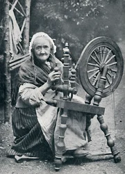 En gammal irländsk kvinna vid sitt spinnhjul, 1912