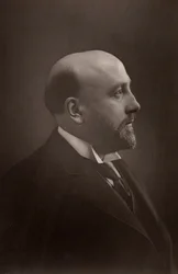 ""Alexander Campbell Mackenzie (1847-1935) skotsk kompositör och dirigent. Rektor vid Royal Academy of Music, London (1887-1924). (woodburytype)