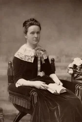 ""Millicent Fawcett (född Garrett - 1947-1929) engelsk feminist, i 50 år ledare för rörelsen för kvinnors rösträtt. Syster till den kvinnliga pionjärläkaren Elizabeth Garrett Anderson; fru till Henry Fawcett, den blinde radikala politikern (woodburytype