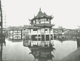 En av de offentliga teträdgårdarna, Shanghai, Kina, 1895.