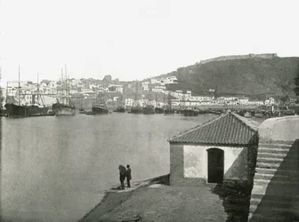 Staden och hamnen i Malaga, Spanien, 1895.