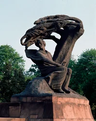 Utsikt över monumentet tillägnat kompositören Frederic Chopin (1810-1849) i Warszawa, Polen