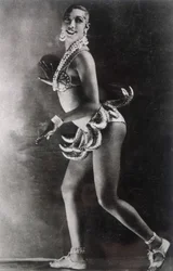 Josephine Baker klädd med ett bälte av bananer. Fotografi av Lucien Walery (1863-1935).