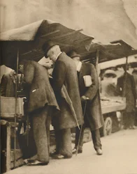 Vid en av bokbodarna på Farringdon Road Market, c1935.