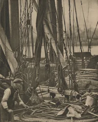 Vid foten av masten på en Thames pråm, c1935.