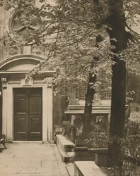 Södra dörren till kyrkan St. Mary Aldermanbury, c1935.