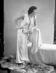 Modell i klänning skapad av Anita Pittoni, ca 1940 (svartvitt foto)