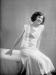 Modell i klänning skapad av Anita Pittoni, ca 1940 (svartvitt foto)
