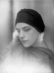 Porträtt av Anita Pittoni, ca 1933 (svartvitt foto)