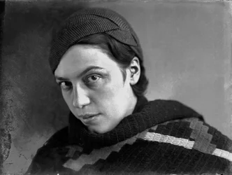 Porträtt av Anita Pittoni, ca 1940 (svartvitt foto)