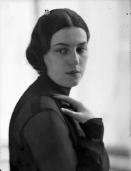 Porträtt av Anita Pittoni, ca 1940 (svartvitt foto)