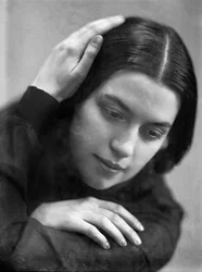 Porträtt av Anita Pittoni, ca 1940 (svartvitt foto)