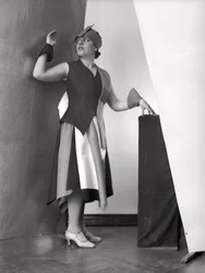 Porträtt av Anita Pittoni i en klänning designad av målaren Marcello Clarion, ca 1930 (svartvitt foto)